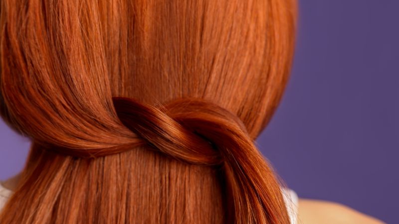 cabello teñido de rojo