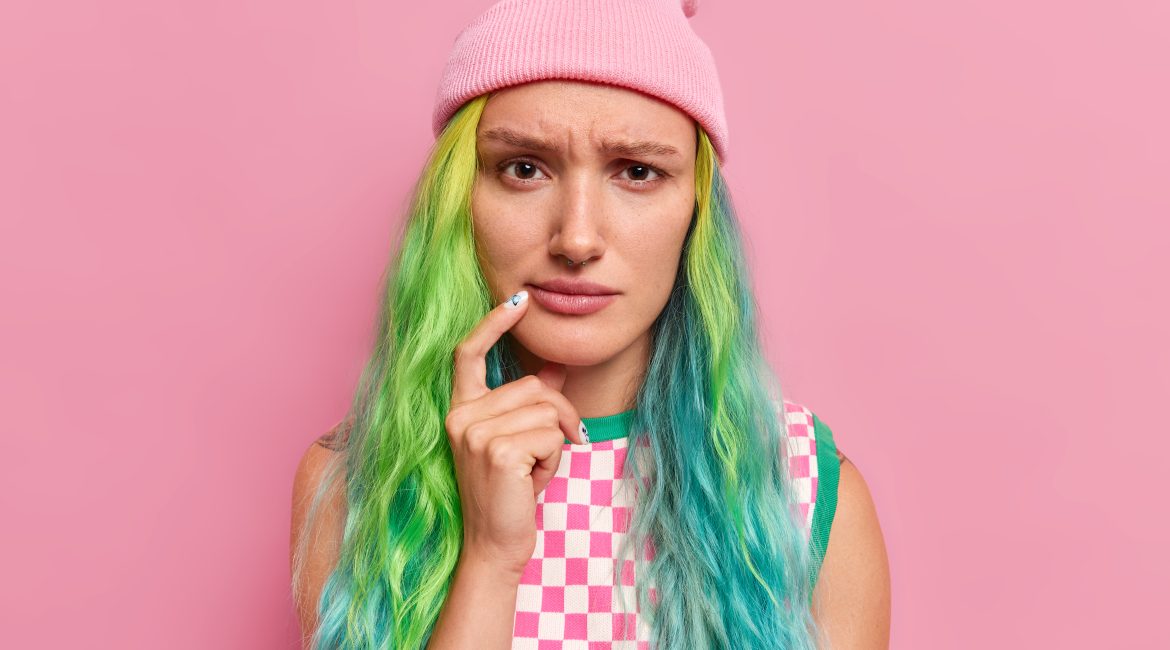 Cabello teñido con mascarilla hidratante para mantener el color.