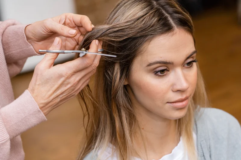 Puntas de cabello saludable que muestran un corte adecuado.