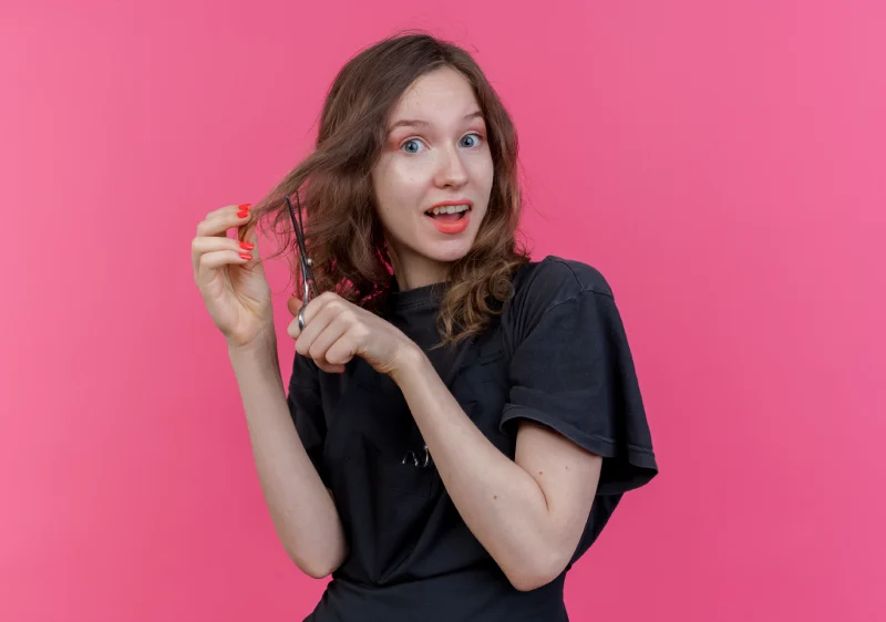 Cortar las puntas de tu cabello es esencial para evitar el daño.