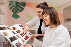 Rueda de colores utilizada en peluquería para elegir el tono adecuado.