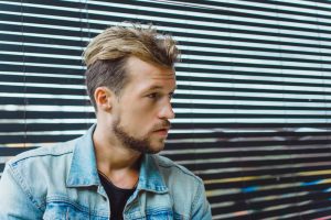 Corte de pelo hombre con volumen superior estilo actual