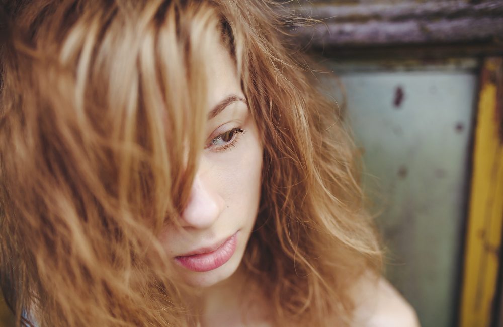 Mujer con cabello grueso y voluminoso con textura natural y flequillo