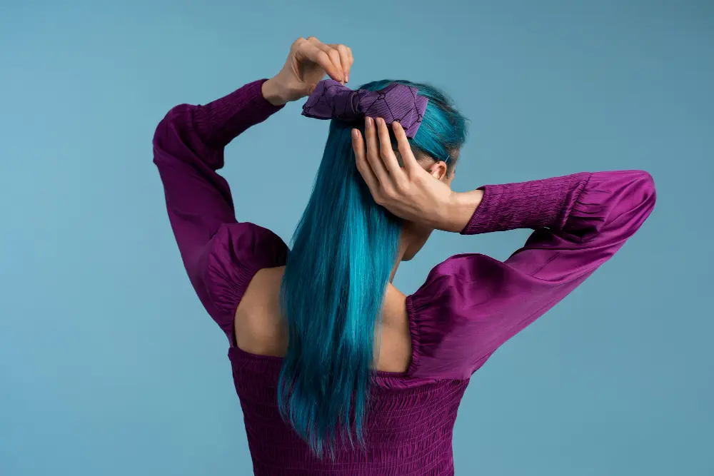Cabello teñido de azul con recogido y accesorio