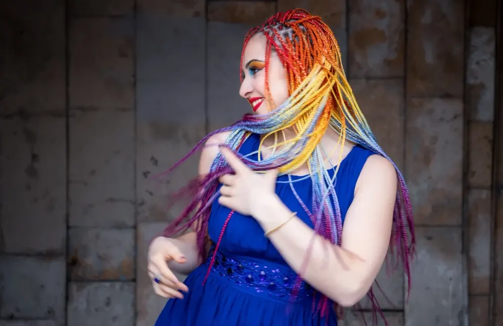 Cabello con trenzas en colores fantasía multicolor