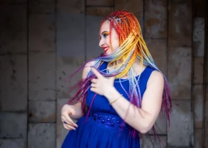 Cabello con trenzas en colores fantasía multicolor