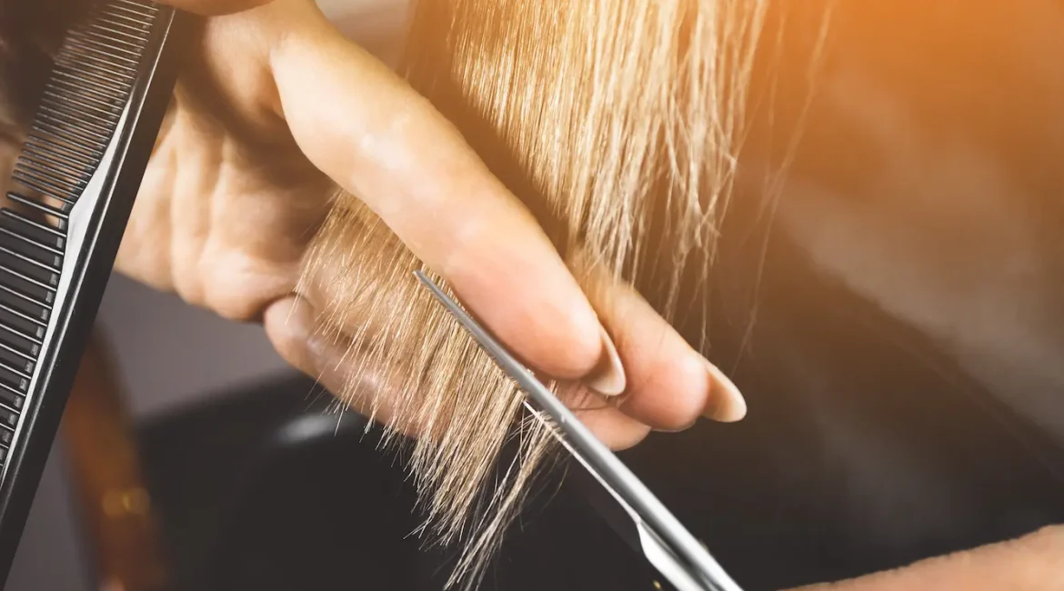 Corte de cabello profesional con tijeras en peluquería