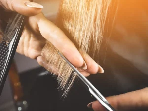 Corte de cabello profesional con tijeras en peluquería