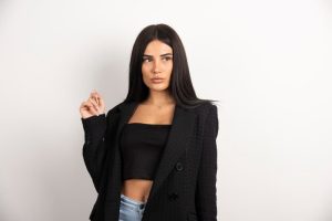 Mujer con cabello negro liso y teñido cuidado con productos profesionales