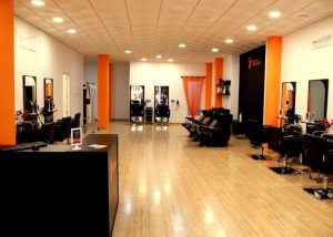 Interior de franquicia de peluquería con equipamiento profesional y puestos de trabajo modernos