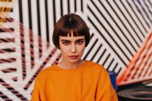 Mujer con corte bob y flequillo recto moderno siguiendo tendencias de peluquería